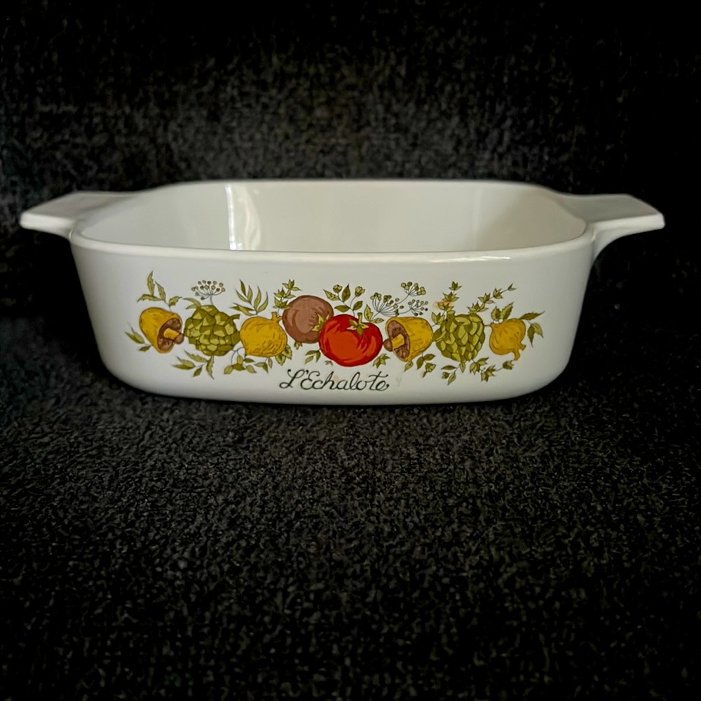 Vintage Corning Ware 1 Quart Casserole like new! Ships same day as purchased.